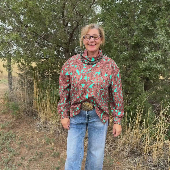 Video of the Turquoise Tooled sweater describing the fit