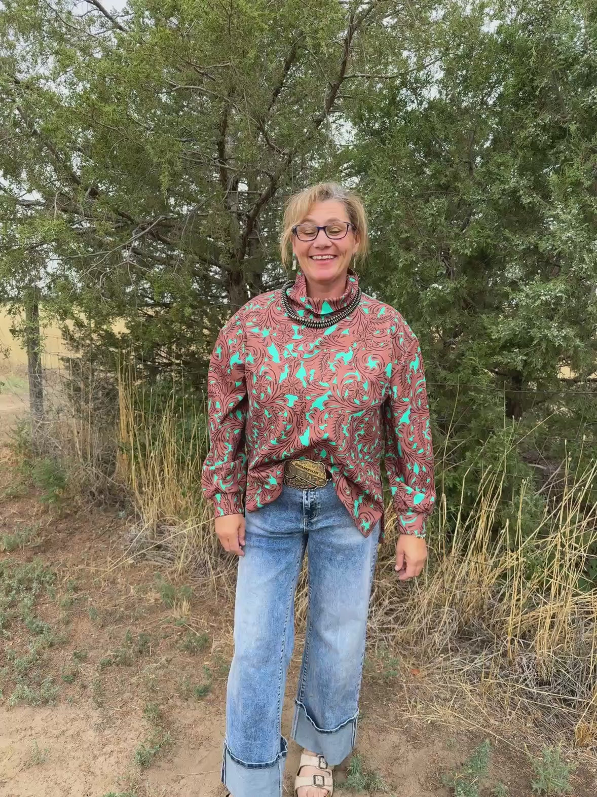 Video of the Turquoise Tooled sweater describing the fit